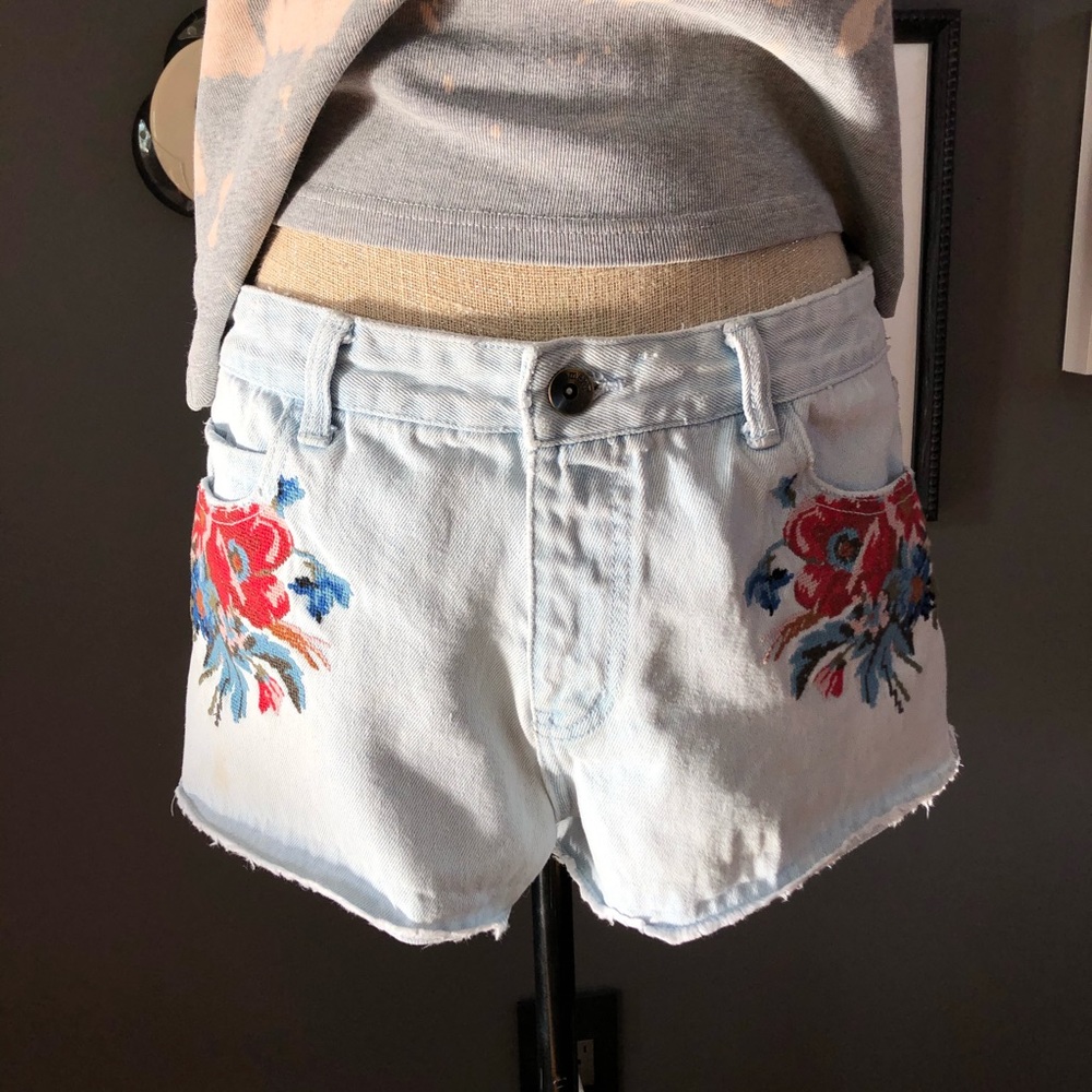 Embroidered Floral Short Shorts